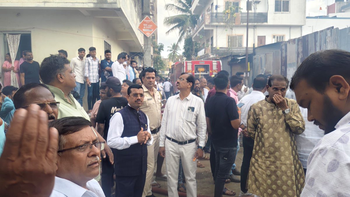 शिवप्रभू कॉलनीत आग लागल्याची घटना, तत्काळ मदत,नागरिक सुरक्षित!!

काळेपडळ येथील शिवप्रभू कॉलनीत गणेश मंदिराजवळ आग लागल्याची घटना घडताच माझी टीम तत्काळ घटना स्थळी पोहोचून तत्परतेने प्रतिसाद दिला. पाण्याचे टँकर आणि जेसीबी यांची तात्काळ व्यवस्था करून आग आटोक्यात आणण्यात आली.
सुदैवाने