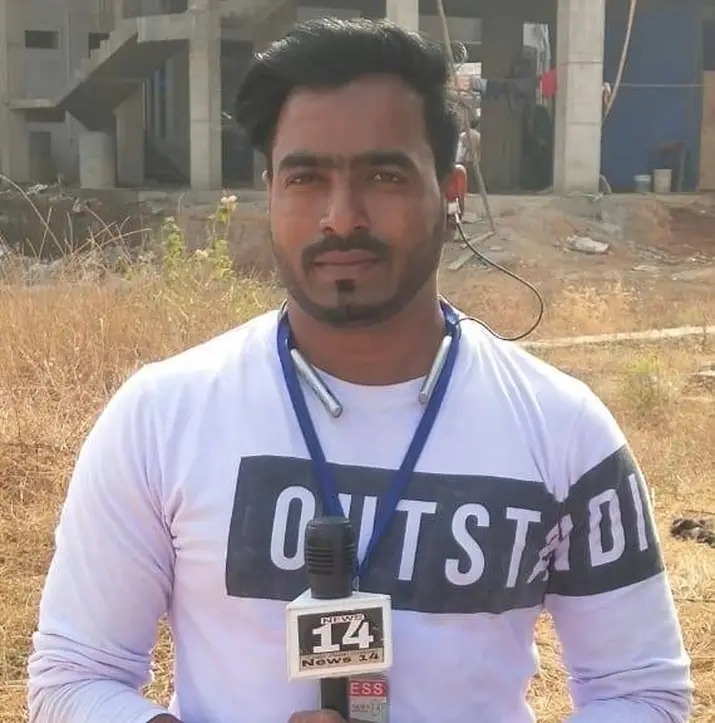 FocusOnLaw's tweet photo. @shogolconda Hardworking students run a small juice shop in #Golconda 🍹
A fake Insta “reporter” Anwar (asking Barbie) is spreading lies for views &amp; harassing local shop owners.

We believe in law, not drama.

@hyderabadpolice @CPHydCity please act 🚨
#Hyderabad #StopFakeReporting
#harassing https://t.co/arzdgVQTJi