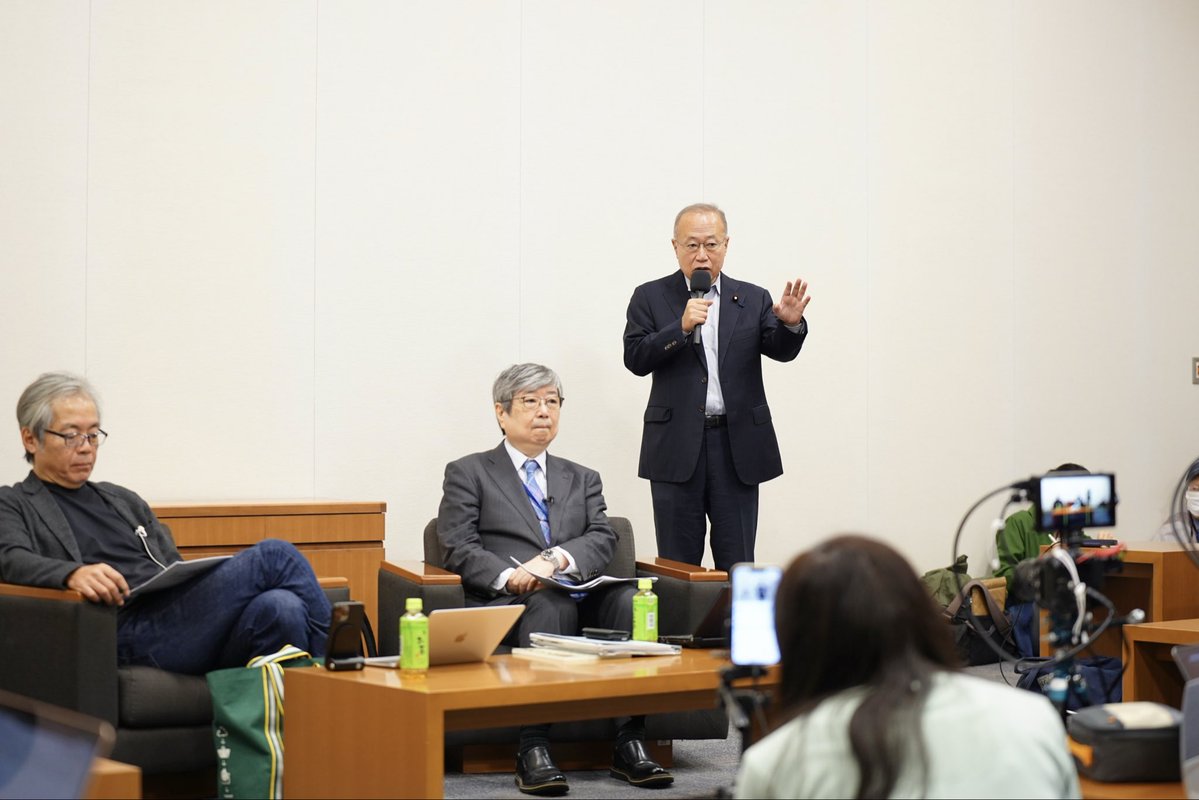 青木理さんと海渡雄一さんの説明を中心にした「スパイ防止法」に反対する院内集会に参加しました。1985年に自民党から出された法案は、じつは1976年から3年間かけて統一教会＝国際勝共連合が準備した内容をもとに、全国に「スパイ防止法制定促進国民会議」が草の根で組織されて提出されたものです。私