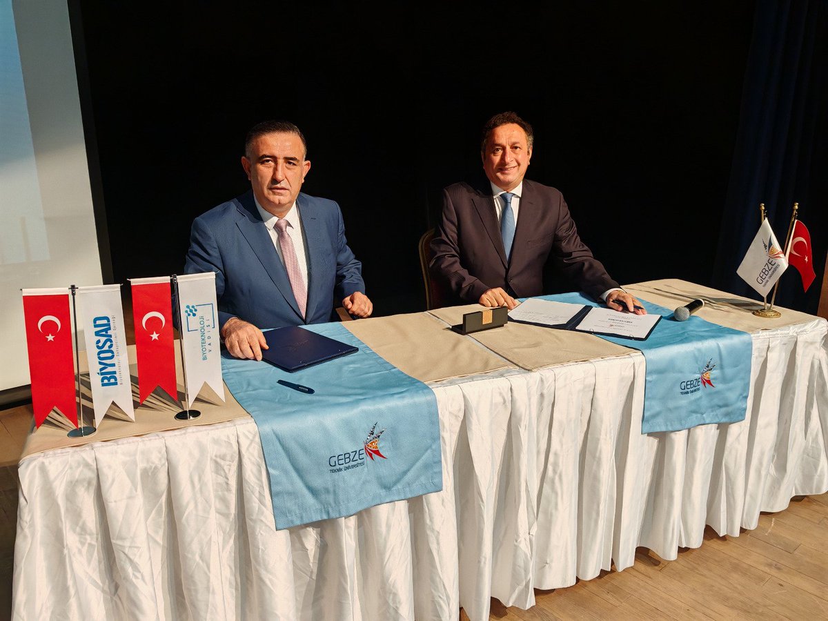 GtuEduTr's tweet photo. GTÜ, Sürdürülebilir Biyoteknoloji Kongresine Ev Sahipliği Yapıyor!
21–24 Ekim 2025 tarihleri arasında GTÜ Kampüsü’nde düzenlenecek
“2nd International Congress on Biotech Solutions for Sustainability (BIOTECH4SUS)”, dünyanın farklı üniversitelerinden gelen bilim insanlarını bir araya getirdi.
Stanford, Oxford ve Kopenhag Üniversitelerinden katılımcıların yer aldığı kongrede; tıbbi, çevresel, endüstriyel ve bitkisel biyoteknoloji alanlarında sürdürülebilir çözümler ele alınıyor.
Etkinlik kapsamında GTÜ ile BİYOSAD arasında iş birliği protokolü imzalanarak, Biyoteknoloji Vadisi ekosistemiyle bağlar güçlendirildi.
GTÜ Rektörü Prof. Dr. Hacı Ali Mantar, GTÜ'nün, uluslararası fonlarca desteklenen projelerle sağlık biyoteknolojisi, yeşil dönüşüm, biyomateryaller ve akıllı mimari gibi alanlarda önemli projelere liderlik ettiğini belirtti.
#GTÜ #Biotech4SUS #Sürdürülebilirlik #Biyoteknoloji #ResearchUniversity #BilimeKanatAç