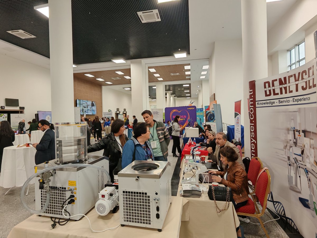 GtuEduTr's tweet photo. GTÜ, Sürdürülebilir Biyoteknoloji Kongresine Ev Sahipliği Yapıyor!
21–24 Ekim 2025 tarihleri arasında GTÜ Kampüsü’nde düzenlenecek
“2nd International Congress on Biotech Solutions for Sustainability (BIOTECH4SUS)”, dünyanın farklı üniversitelerinden gelen bilim insanlarını bir araya getirdi.
Stanford, Oxford ve Kopenhag Üniversitelerinden katılımcıların yer aldığı kongrede; tıbbi, çevresel, endüstriyel ve bitkisel biyoteknoloji alanlarında sürdürülebilir çözümler ele alınıyor.
Etkinlik kapsamında GTÜ ile BİYOSAD arasında iş birliği protokolü imzalanarak, Biyoteknoloji Vadisi ekosistemiyle bağlar güçlendirildi.
GTÜ Rektörü Prof. Dr. Hacı Ali Mantar, GTÜ'nün, uluslararası fonlarca desteklenen projelerle sağlık biyoteknolojisi, yeşil dönüşüm, biyomateryaller ve akıllı mimari gibi alanlarda önemli projelere liderlik ettiğini belirtti.
#GTÜ #Biotech4SUS #Sürdürülebilirlik #Biyoteknoloji #ResearchUniversity #BilimeKanatAç
