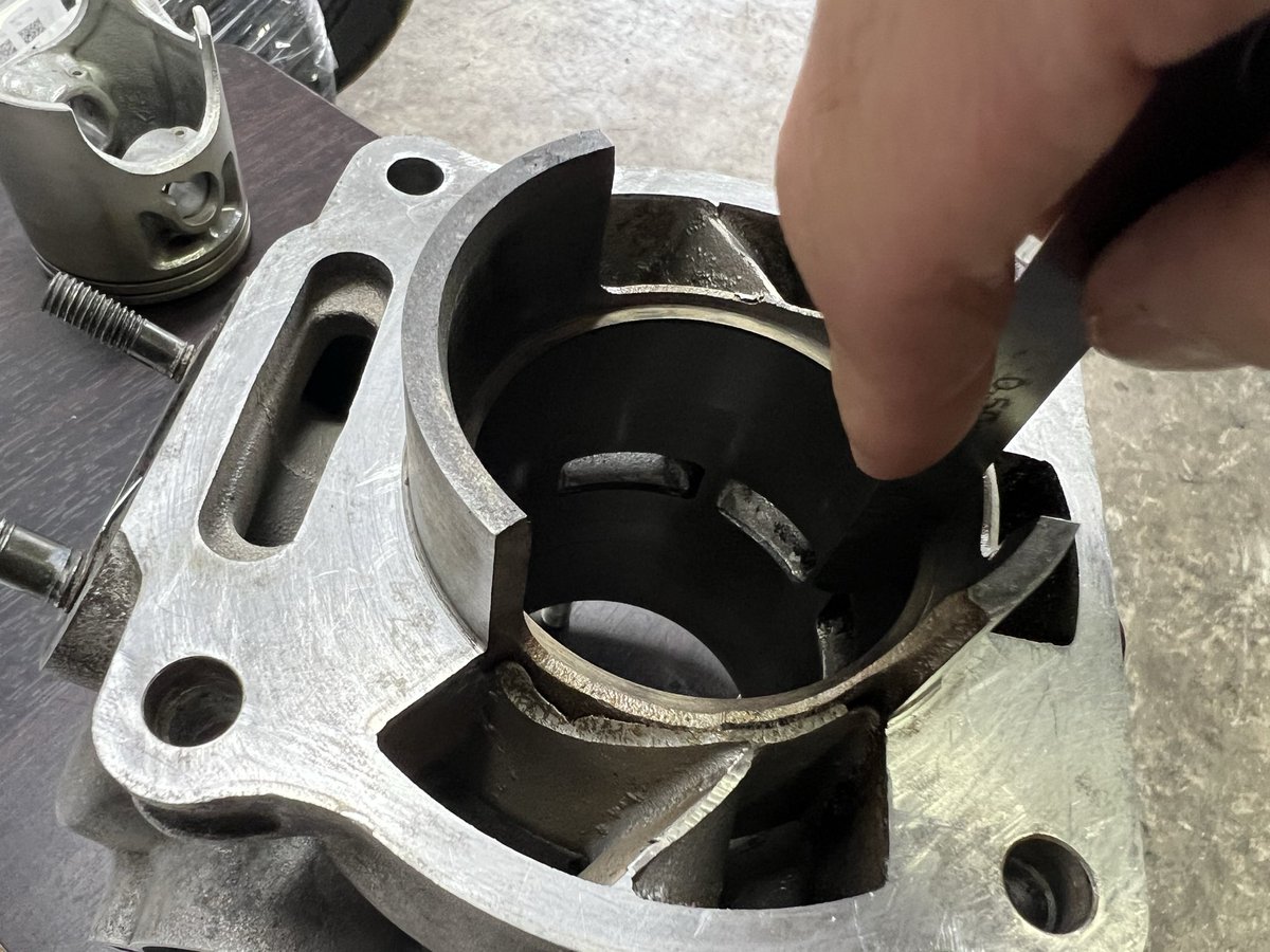 2t_project's tweet image. 浜松市SDR200整備状況です。
3日間のお休み明けから作業再開です！
測定を進めました✨
シリンダー以外測定し、問題ありません！
シリンダーゲージのサイズがなかったので急いで注文！
マスターリングゲージも買ってまさかの出費😢
クランクケースベアリングも打ち替えます！
#sdr200  #2tv #2スト