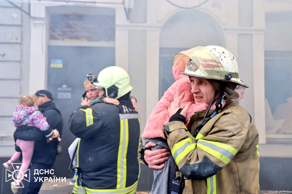 Nataly032022's tweet photo. ‼️A kindergarten in #Kharkiv was deliberately attacked by a 🇷🇺 drone.
1 person was killed and 7 were injured.
#RussiaIsATerroristState
#RussiasWarCrimes
#ChildrenNotATarget
#CloseTheSky 🇺🇦 https://t.co/98jqzoIA5W