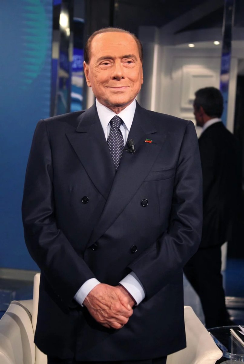 dariodangelo91's tweet photo. 🚨🇮🇹 La Corte di Cassazione boccia in maniera definitiva l'ipotesi di un legame di Silvio Berlusconi e Marcello Dell'Utri con Cosa Nostra. Lo fa respingendo il ricorso della Procura generale di Palermo contro la decisione della Corte d’appello, che aveva già rigettato la richiesta di sorveglianza speciale e confisca dei beni nei confronti di Dell’Utri. 

A detta dei giudici della Cassazione, non trova infatti fondamento la tesi secondo cui alla base dell'ascesa berlusconiana vi sia stata l'appoggio della mafia: "Non è risultata, a oggi, mai processualmente provata alcuna attività di riciclaggio di Cosa nostra nelle imprese berlusconiane, né nella fase iniziale di fondazione del gruppo né nei decenni successivi". 

Smontata anche la tesi per la quale Berlusconi avrebbe remunerato Dell'Utri per indurlo al silenzio sui loro rapporti con Cosa Nostra: "È indimostrata e illogica la tesi secondo la quale Berlusconi avrebbe versato somme di denaro a Dell’Utri per ottenere il suo "silenzio" sull’esistenza di indimostrati accordi con Cosa nostra".

Una conclusione che ricalca il pronunciamento del tribunale di Palermo, che in precedenza aveva sconfessato le ricostruzioni della procura sul presunto silenzio di Dell’Utri ben pagato da Berlusconi: "Tale conclusione, oltre che estremamente semplicistica e indimostrata, si scontra con la successiva evoluzione dei rapporti fra i due e con il più volte rinnovato (finanche nelle proprie disposizioni testamentarie, come notorio) senso di amicizia e riconoscenza mostrato da Berlusconi nei confronti di Dell’Utri e posto alla base degli ingenti flussi finanziari veicolati in suo favore".