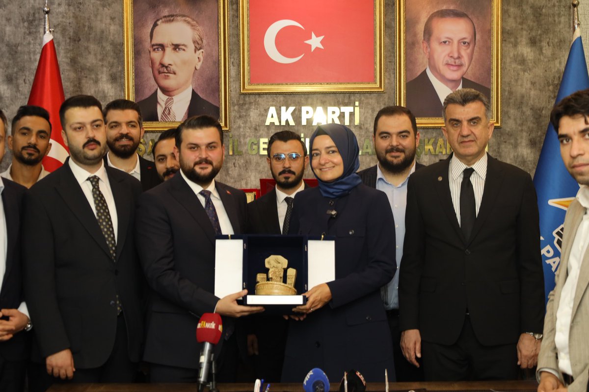 İl Başkanlığımızda Şanlıurfalı yol arkadaşlarımızla buluştuk.

Peygamberler yurdunda yüreğini ortaya koyarak çalışan, gönüller yapmak için ter döken kardeşlerime teşekkür ediyorum.

Allah emeklerini zayi etmesin.

<a href="/milhamigunbegi/">M.İlhami GÜNBEGİ</a> <a href="/akpartiurfa/">AK PARTİ ŞANLIURFA</a>