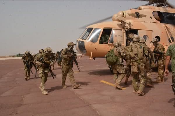 kaliloi_sy's tweet photo. Mali 🇲🇱 GAO : Une forte mission de l’opération #Dougoukolo vient d’arriver à #Intahaka village.
Selon mes informations, elle échangera avec la population et constatera l’application de la mise en garde adressée aux exploitants illégaux de la mine. @AzizMaigaNMP https://t.co/n25hK8xVCm