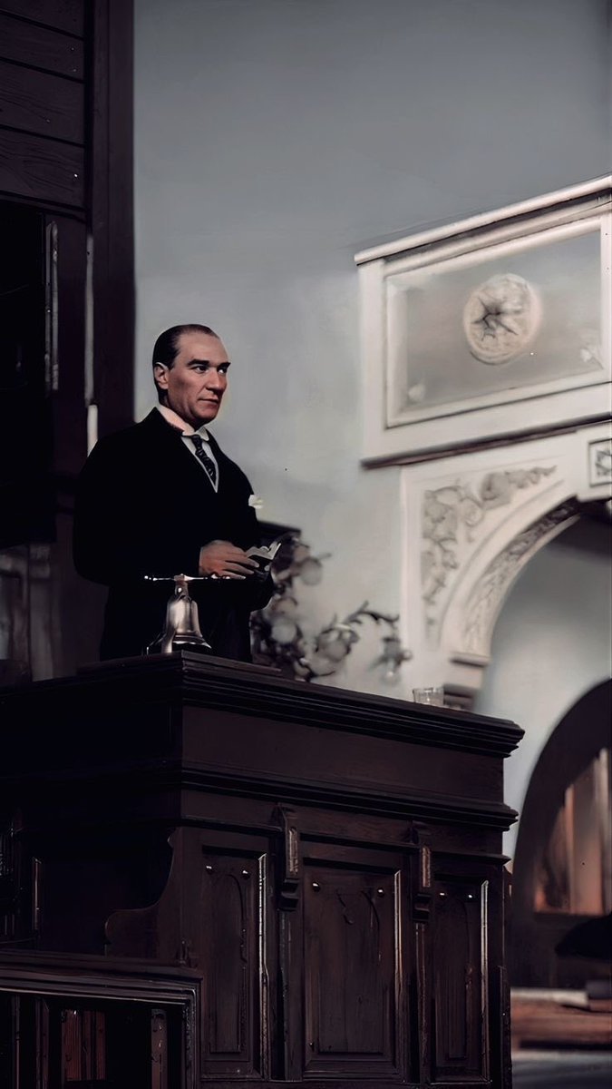 Adam sizi kalemle yendi, kağıtla yendi,
Dürbünle yendi,
Dumanla yendi,
Havayla yendi,
Kahveyle yendi,
Şapkayla yendi,
Kravatla yendi,
Eldivenle yendi,
Zekayla yendi,
Mavi gözleriyle yendi, 
Bakışlarıyla yendi,
Gençliğe Hitabesiyle yendi,
İnkilaplarıyla yendi,
Kurduğu Cumhuriyetle