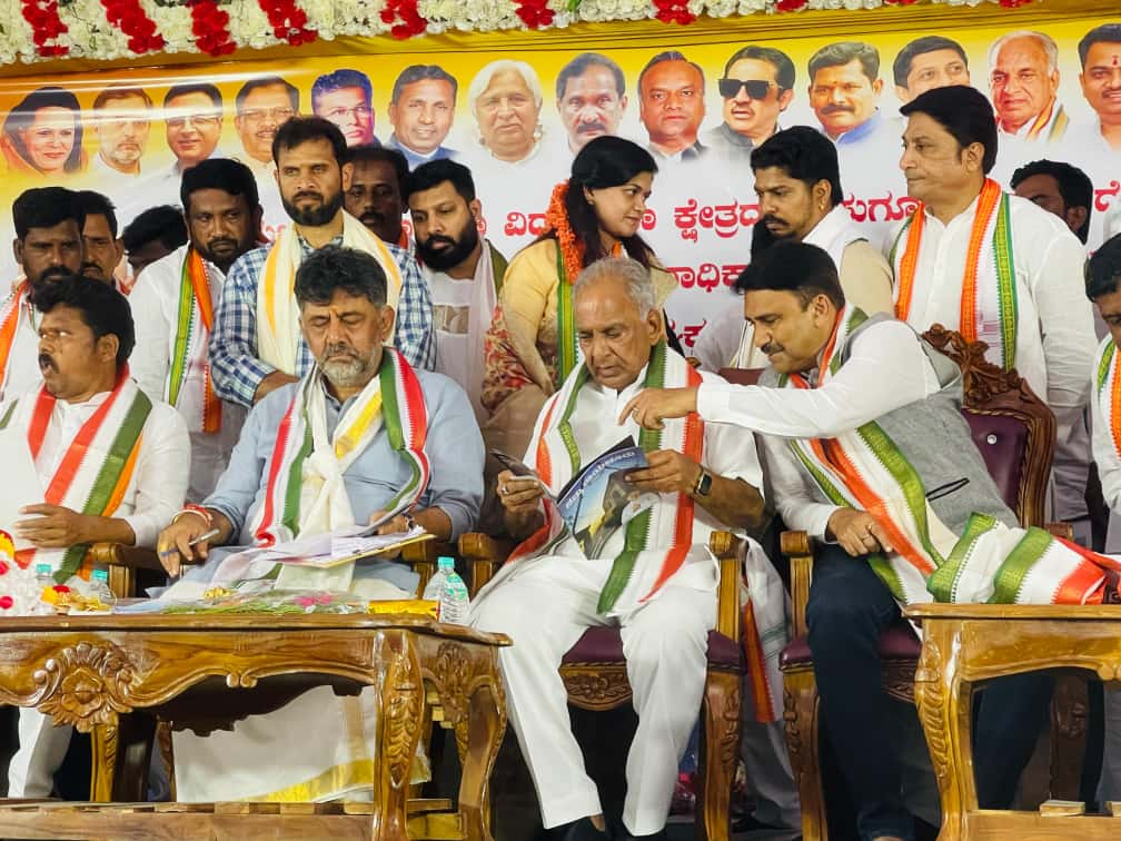 ರಾಯಚೂರು ಗ್ರಾಮೀಣ ವಿಧಾನಸಭಾ ಕ್ಷೇತ್ರ ವ್ಯಾಪ್ತಿಯ ದೇವಸುಗೂರು ಬ್ಲಾಕ್ ಹಾಗೂ ಗಿಲ್ಲೆಸುಗೂರು ಬ್ಲಾಕ್ ಅಧ್ಯಕ್ಷರ ಪದಗ್ರಹಣ ಕಾರ್ಯಕ್ರಮದಲ್ಲಿ ಉದ್ಘಾಟಿಸಿ ಭಾಗವಹಿಸಿದೆ. ಈ ಸಂದರ್ಭದಲ್ಲಿ ರಾಜ್ಯದ ಉಪಮುಖ್ಯಮಂತ್ರಿಗಳಾದ ಶ್ರೀ <a href="/DKShivakumar/">DK Shivakumar</a> ಅವರು ನನ್ನ ಒಂದು ವರ್ಷದ ವಾರ್ಷಿಕ ಪ್ರಗತಿ ಪುಸ್ತಕವನ್ನು ಬಿಡುಗಡೆಗೊಳಿಸಿದರು ಈ ವೇಳೆ ಸಚಿವರಾದ