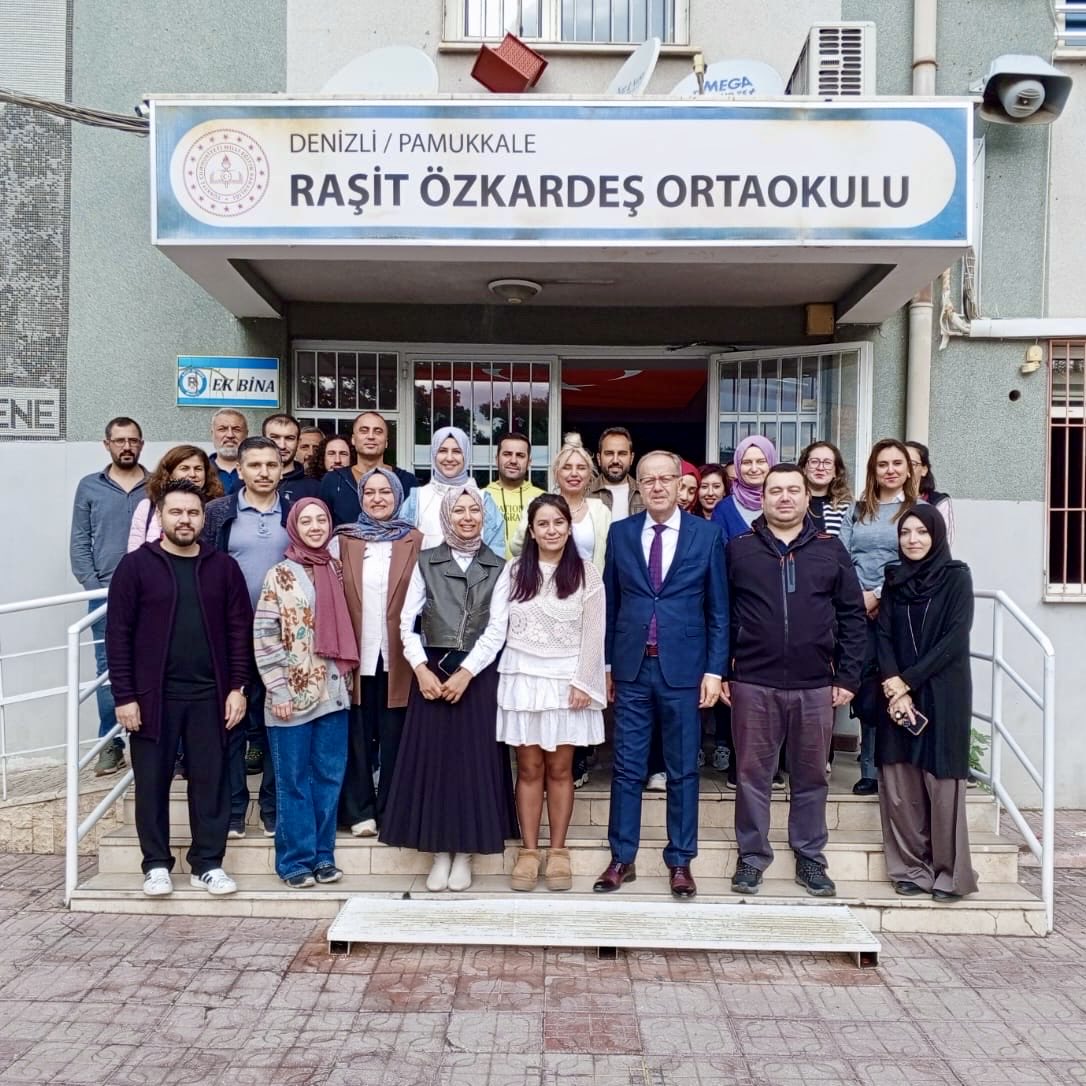 PamukkaleMEM's tweet image. 📍Pamukkale Raşit Özkardeş Ortaokulu 

 Pamukkale İlçe Millî Eğitim Müdürümüz Sayın Mehmet ÇİMEN, Raşit Özkardeş Ortaokulunu ziyaret ederek okul idarecileri,öğretmen ve öğrencilerle bir araya geldi. 

#KöklerdenGeleceğe
#herçocukbirfidan

@tcmeb
@Yusuf__Tekin 
@denizlimem…