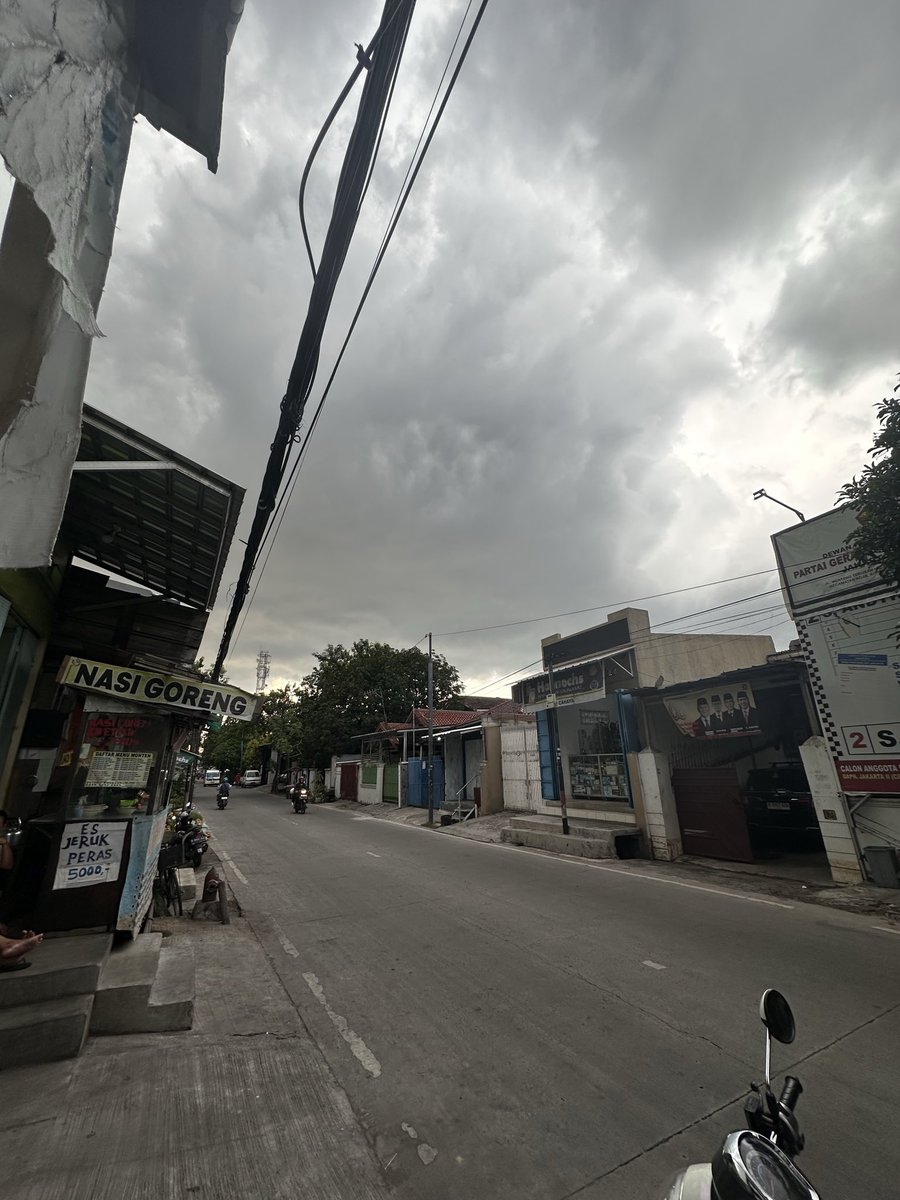 dikipediaa's tweet photo. Ketika kita udah ada rencana tapi langit belum merestui https://t.co/GYRqvaXdhU
