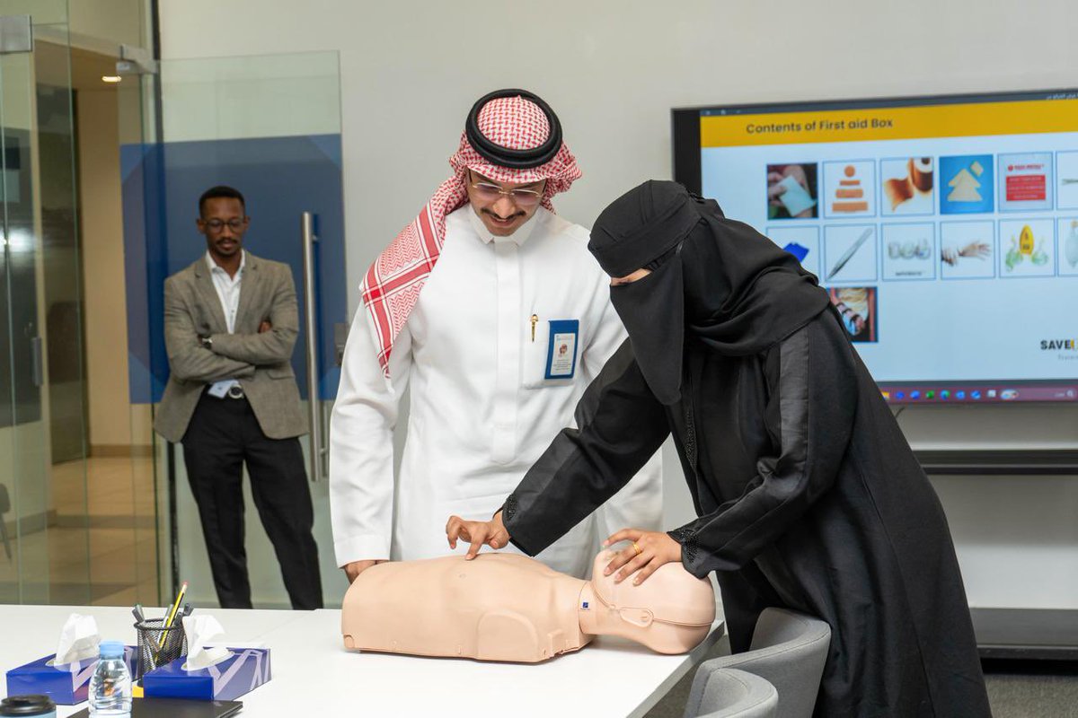 ضمن جهود شركة آمن لوساطة التأمين في تعزيز الوعي الصحي والجاهزية في بيئة العمل، أُقيمت أمس دورة تدريبية في “الإسعافات الأولية”  لموظفي وزارة الاتصالات وتقنية المعلومات
وذلك بالتعاون مع أكاديمية التدريب SaveFast .