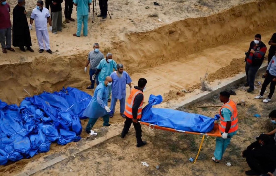 İşgalci te*rörist israil zindanlarında işkenceyle şehit olan Filistinli müslümanlar tanınamayacak halde oldukları için toplu mezara gömülüyor.Onları kimse tanıyamıyor ama Rabbim hepsini tanıyor ve mükâfatını eksiksiz verecektir .Lâ galibe illâllah☝️