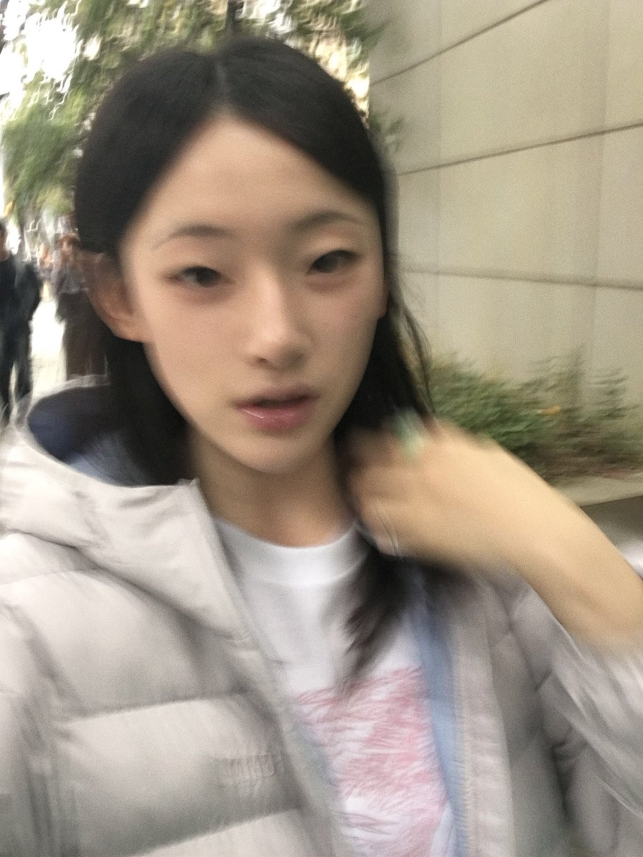 실패없는 실.패 ….(실버패딩이란뜼)
슬쩍슬쩍 보이는 파랑색이 정.말 코여움
저랑 같이 어깨 내놓고 걸으실 분 …. .. 갖고 시퍼서 알티이벤트 받아왔어여 ㅎㅎㅎ

#rt 추첨으로 한 분께 동일 패딩 블랙 색상 보내드려요🤤🤤 #fcmm #에프씨엠엠