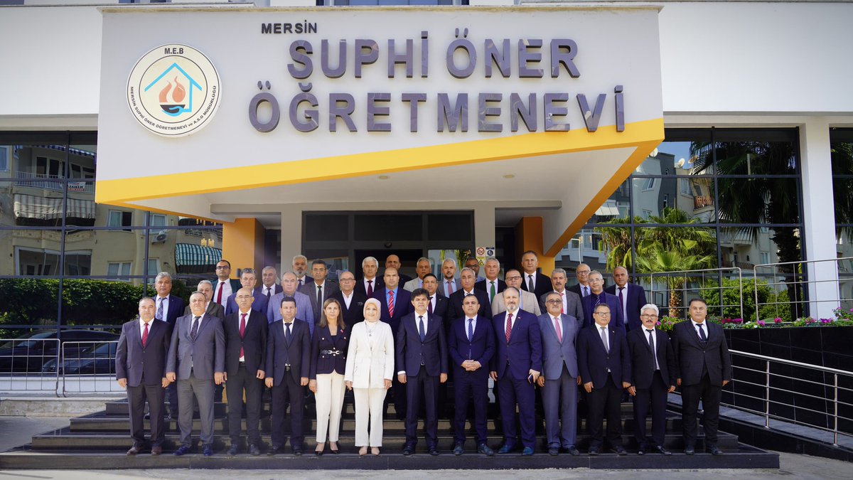 ✨Mersin İl Millî Eğitim Müdürlüğünde Bayrak Değişimi✨

İlimize İl Millî Eğitim Müdürü olarak atanan Muhammed Özdemirci, İl Millî Eğitim Müdürü Fazilet Durmuş'tan görevi devraldı. 

Muhammed Özdemirci, kibar karşılamaları ve ilgileri için Fazilet Durmuş'a teşekkürlerini iletti