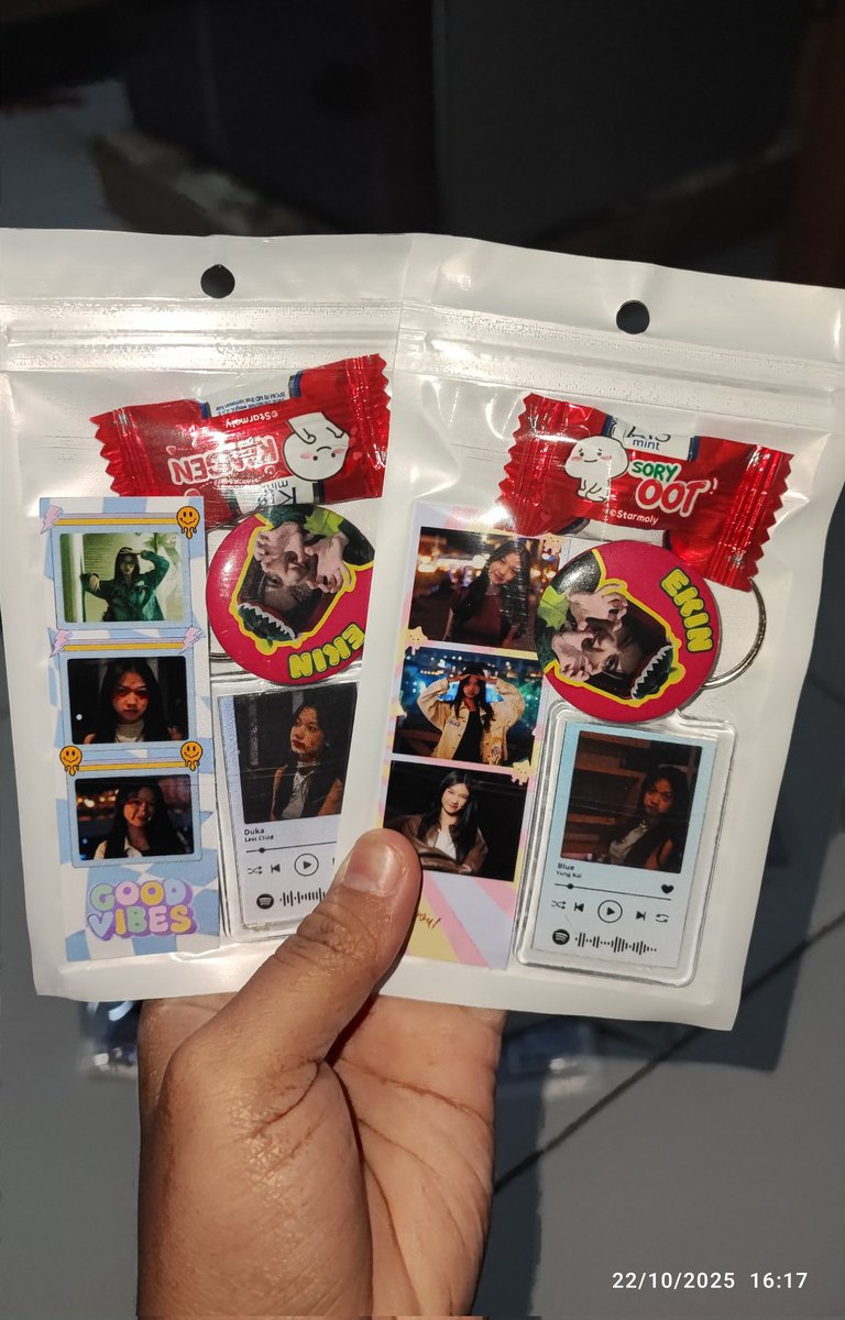 shrtbreak_'s tweet photo. H-3 SISTER REUNION PERSONAL MEET &amp; GREET FESTIVAL

Freebies by Shrtbreak_
Buat kalian yg mau freebies  @Ekin_JKT48 di MnG nanti bisa lngsng temui tmn ku @hy_winn ya, dia standby di venue dari pagi

Fyi, ganci ini berisi lagu2 yg prnh Ekin cover di #EkinTunesDay atau di live Ekin https://t.co/4vLnk3e5IG