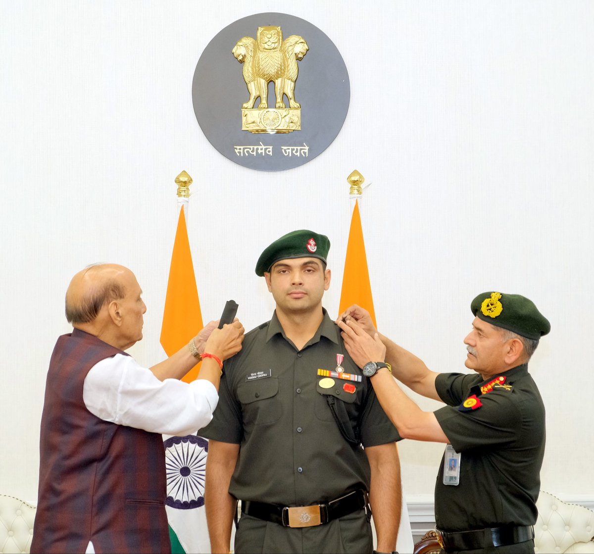 NortheastToday's tweet image. #NetSnippet | Raksha Mantri Rajnath Singh formally conferred the insignia of Honorary rank of Lieutenant Colonel in the Territorial Army upon star javelin thrower and two-time Olympic medalist Neeraj Chopra during a pipping ceremony at South Block, New Delhi.
Interacting with Lt…