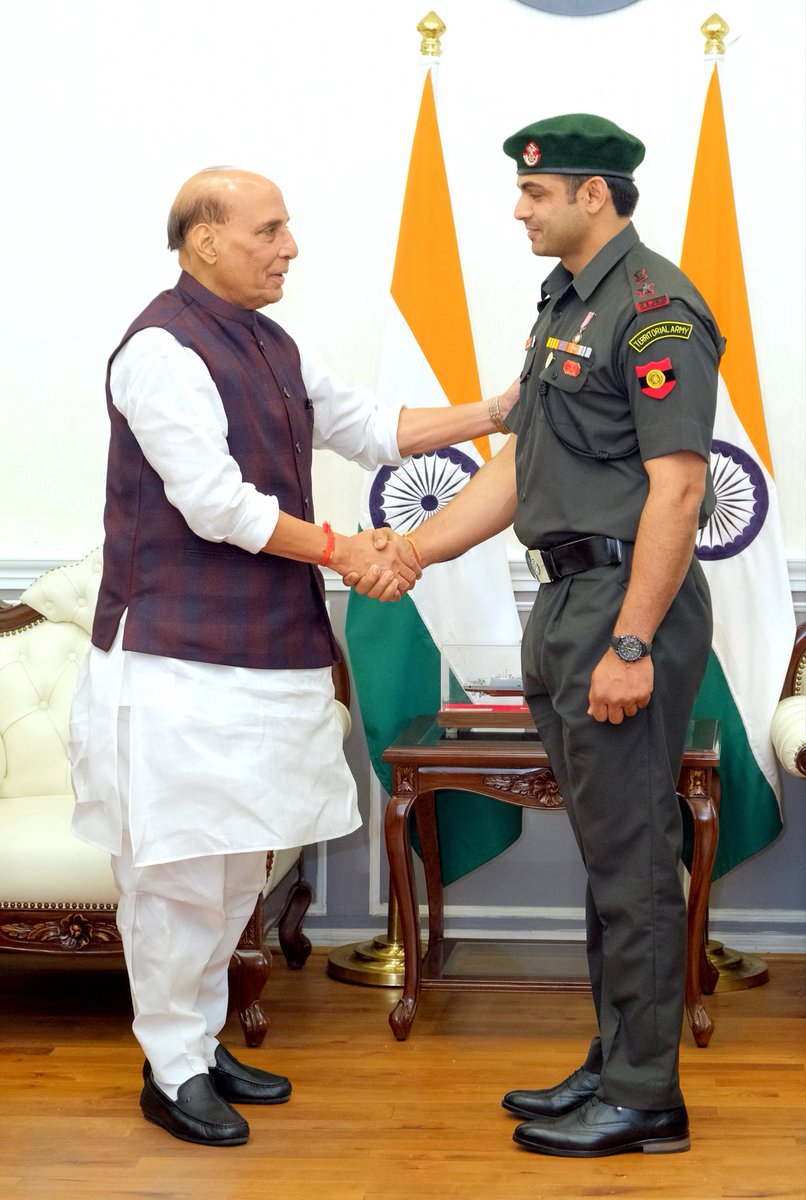 NortheastToday's tweet image. #NetSnippet | Raksha Mantri Rajnath Singh formally conferred the insignia of Honorary rank of Lieutenant Colonel in the Territorial Army upon star javelin thrower and two-time Olympic medalist Neeraj Chopra during a pipping ceremony at South Block, New Delhi.
Interacting with Lt…