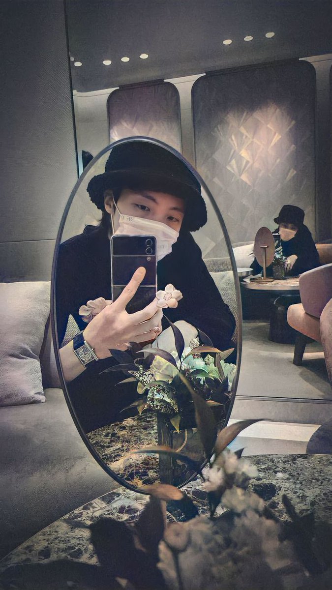 The way whenever we see this pic for a moment we think it's Yoongi only to realize that's jhope 😭 😭😭