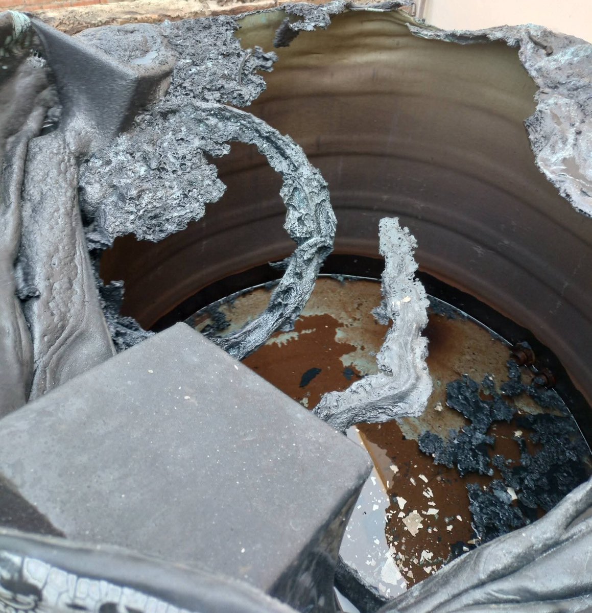 कल रात को घर में आग लग गई l हो सकता है कहीं से कोई पटाखा, रॉकेट बम जैसा कुछ मेरे छत पर गिरा हो l छत पर रखे सारे सामान जो अधिकतर लकड़ी, फाइबर और कपड़े के थे जल गए, पानी की टंकी पूरी तबाह हो गई केवल निचला हिस्सा थोड़ा बचा जहां पानी रह गया था l 

परेशानी थोड़ी बढ़ गई लेकिन सुखद बात