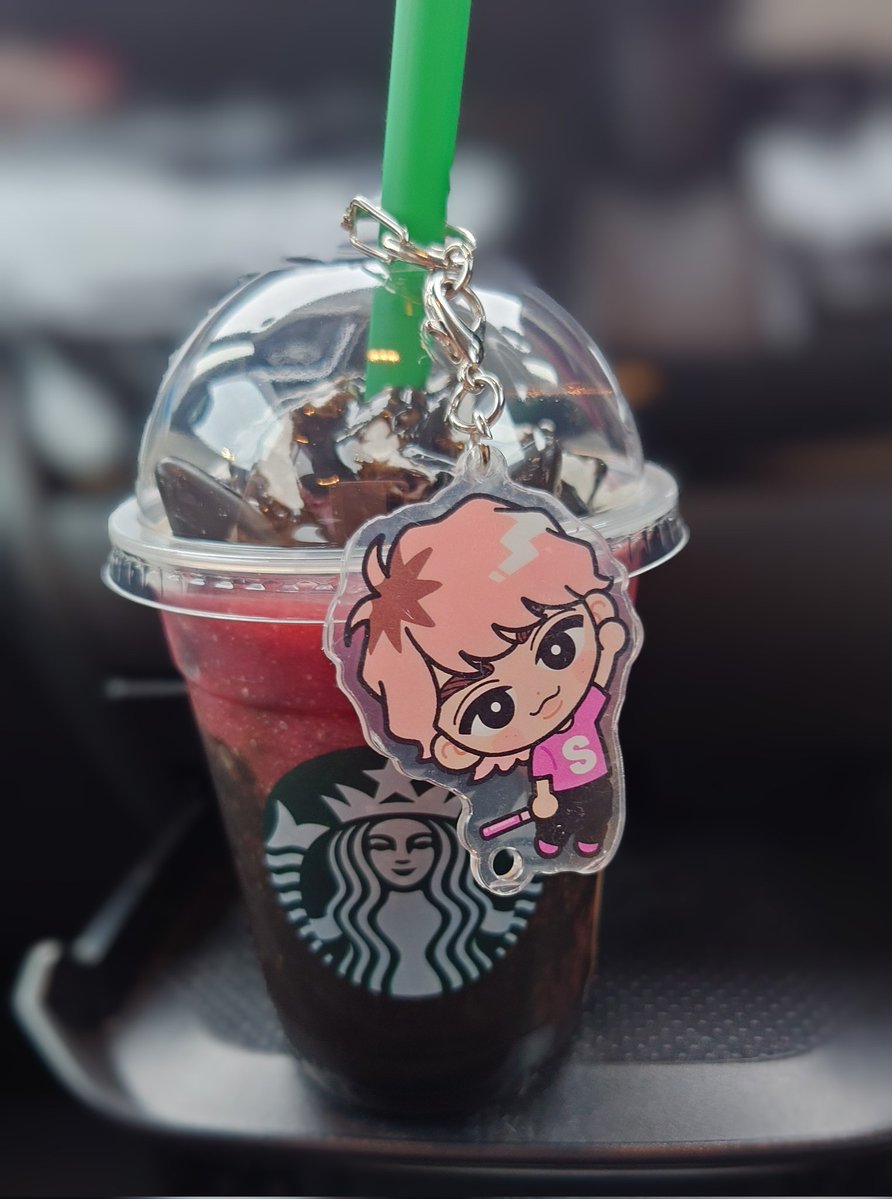 アサイーベリーフラペチーノ　ブラックver.

アサイーベリーフラペチーノ好きでヘビロテして飲んでたからこちらもさっそくお試し🐈‍⬛
チョコ感が増して美味しい😋
でも私は今回のベリー感好きだからノーマルの方が好みかな😆

ノーマルより少し黒い感じ↓