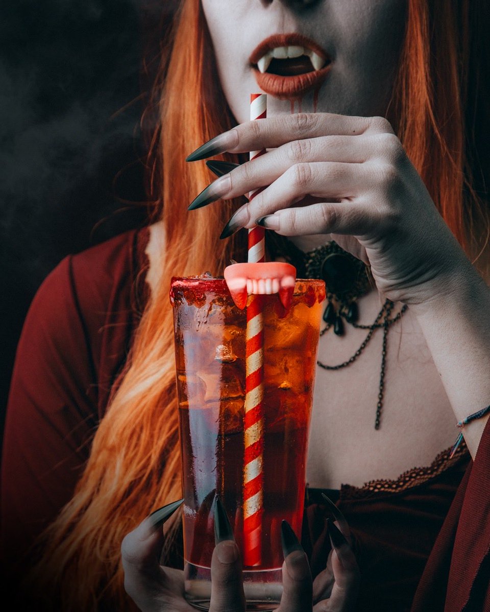 🩸 No vamos a mordernos más la lengua: os presentamos Drúncula, nuestro cóctel más oscuro y seductor de Halloween.

Podéis dejar de morderos las uñas y disfrutar su mezcla de vodka, Coca-Cola y sirope de fresa.

No muerdas el polvo… ¡y ven a probarlo ya! 🦇🍸