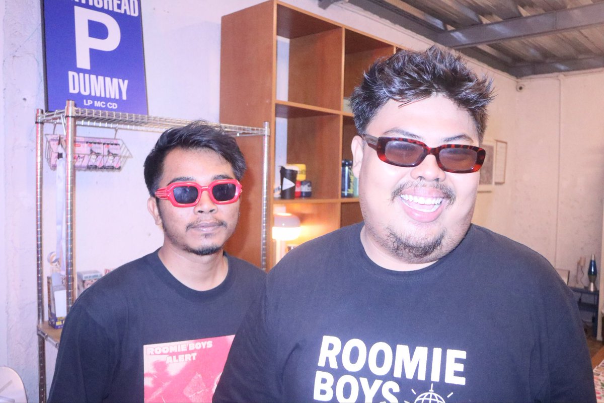 Bandung, downtownmarket, ton kedai, bakso tahu (siomay), hujan deraz🌧️

-

RBA live at Downtownmarket, Bandung.
Thurs, 25 Sept 2025. 
See you soon!🍃