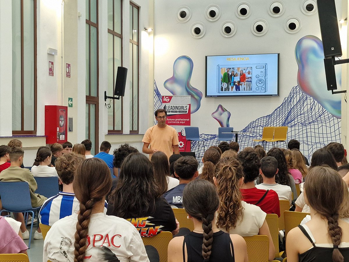 LeadinGirlsEsp's tweet image. 🎥 En #leadingirls, @atomarpormundo inspira con su charla ¡A tomar por mundo! 🌍

Una historia de reinvención y pasión por crear contenido con propósito.

💡 El futuro también se cuenta desde las redes.

#STEAM #TalentoFemenino #Málaga