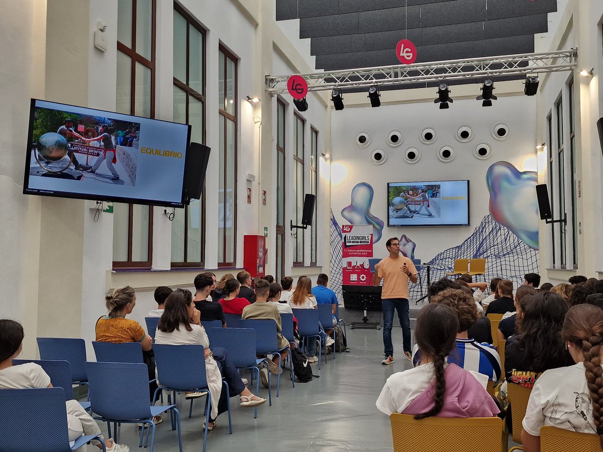 LeadinGirlsEsp's tweet image. 🎥 En #leadingirls, @atomarpormundo inspira con su charla ¡A tomar por mundo! 🌍

Una historia de reinvención y pasión por crear contenido con propósito.

💡 El futuro también se cuenta desde las redes.

#STEAM #TalentoFemenino #Málaga