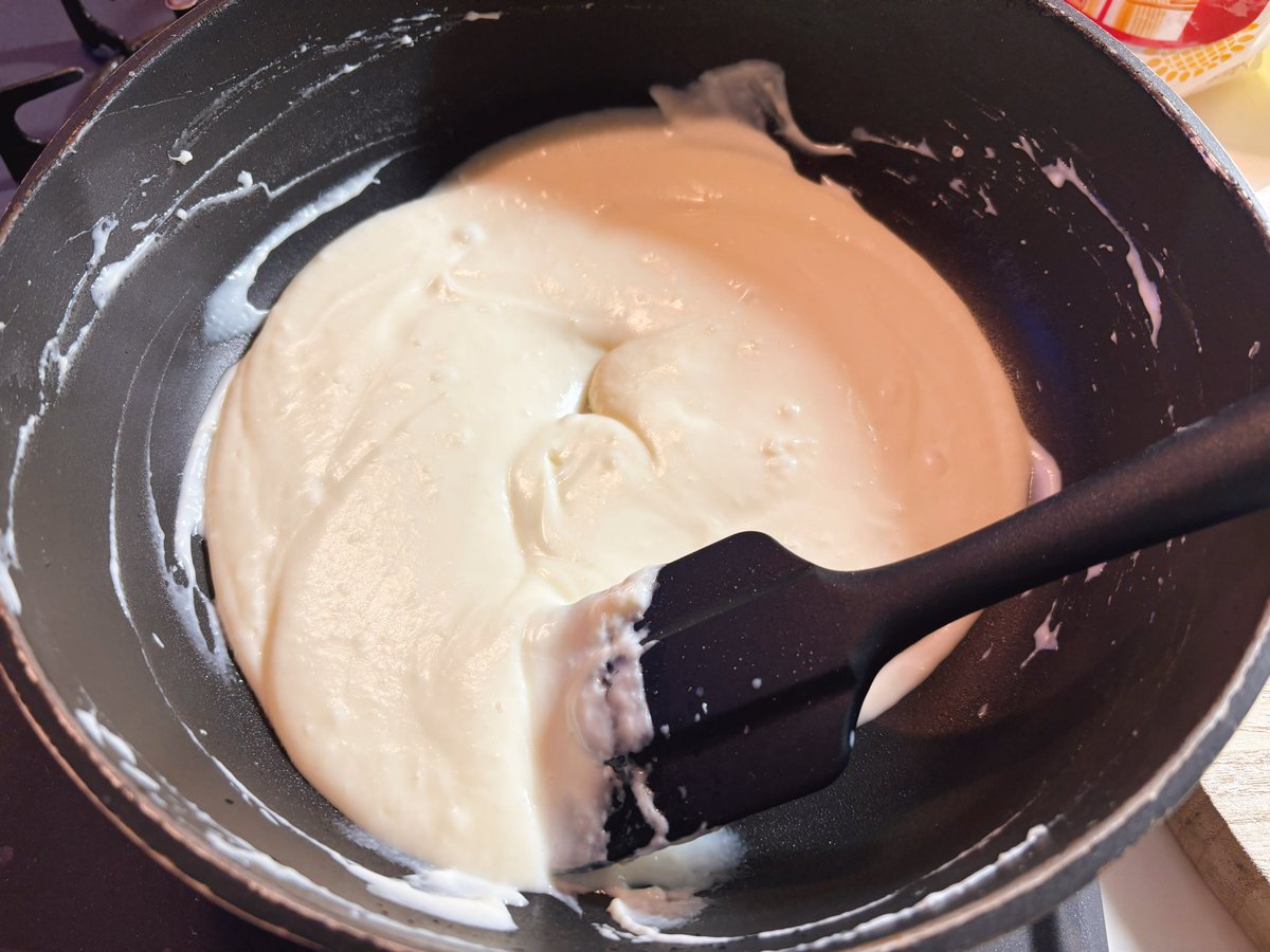 そろそろグラタンの季節だけど、ホワイトソースは小麦粉1:バター1:牛乳10と覚えておけばフットワーク軽く作れる。今日は小麦粉30g、バター30g、牛乳300ml。ホワイトソースのこのとろりんとした姿がたまらなく好き。