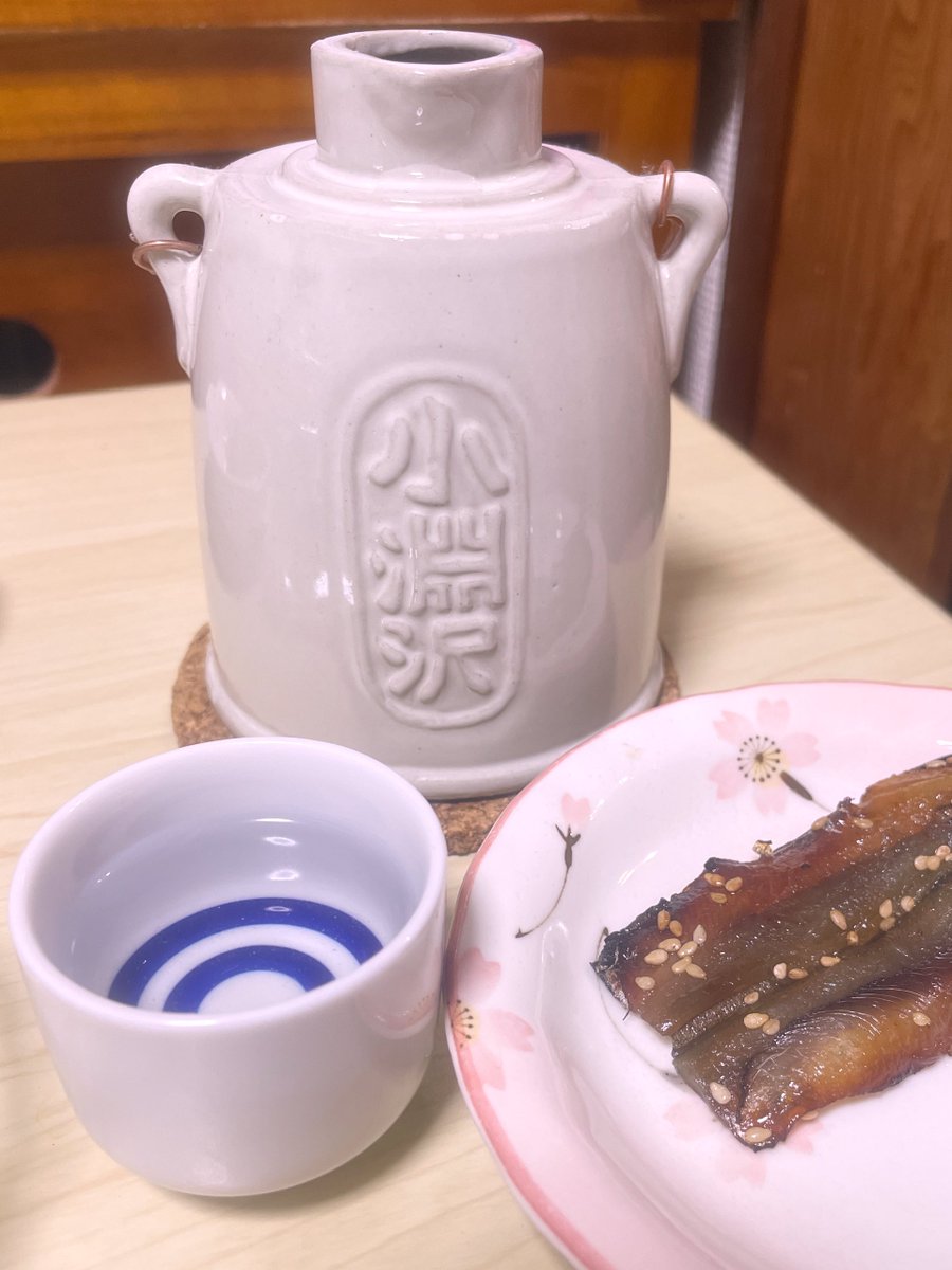 寒いので日本酒を熱燗で、って思ったけどお銚子がなかった。何とかならないかなあって思ったらキッチンの片隅でいいもの見つけた！ #小淵沢駅弁 #陶器のお茶 #とりあえず持ち帰る #貧乏性