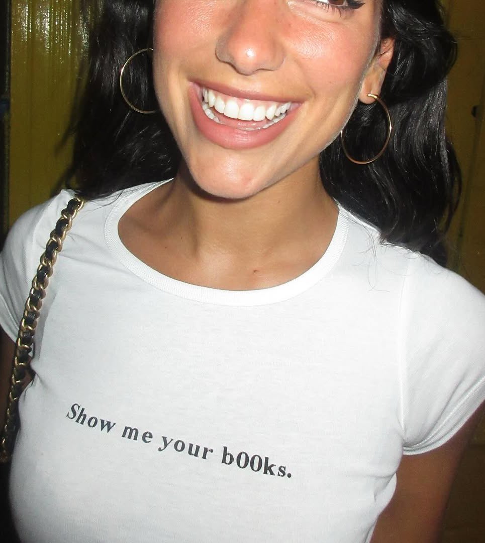 “show me your b00ks” DUA LIPA OMG😭