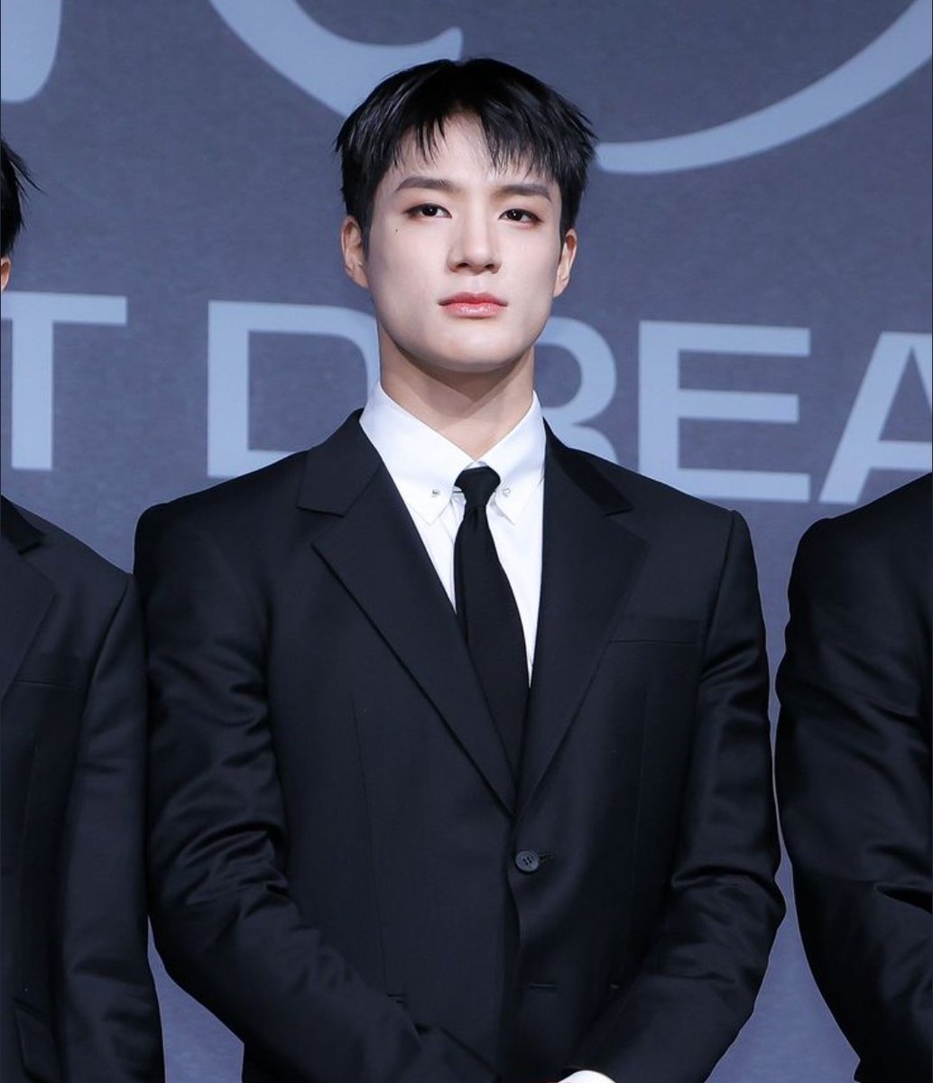 AboutMusicYT's tweet image. NCT's Jeno reveals he is currently studying business in university.