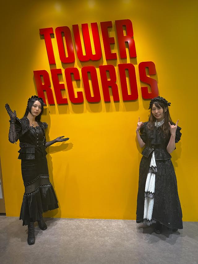 TOWER_NUchaya's tweet image. 【#BANDMAID】
なんと本日NEW EP『SCOOOOOP』をリリースされた
BAND-MAIDよりVo.SAIKIさんとGt.KANAMIさんにお越しいただきました‼

お忙しい中ありがとうございます🙇

直筆コメントカードやサインなど残して
いただきましたので是非チェックください🙌

大好評発売中🔥

#bandmaid 
#SCOOOOOP