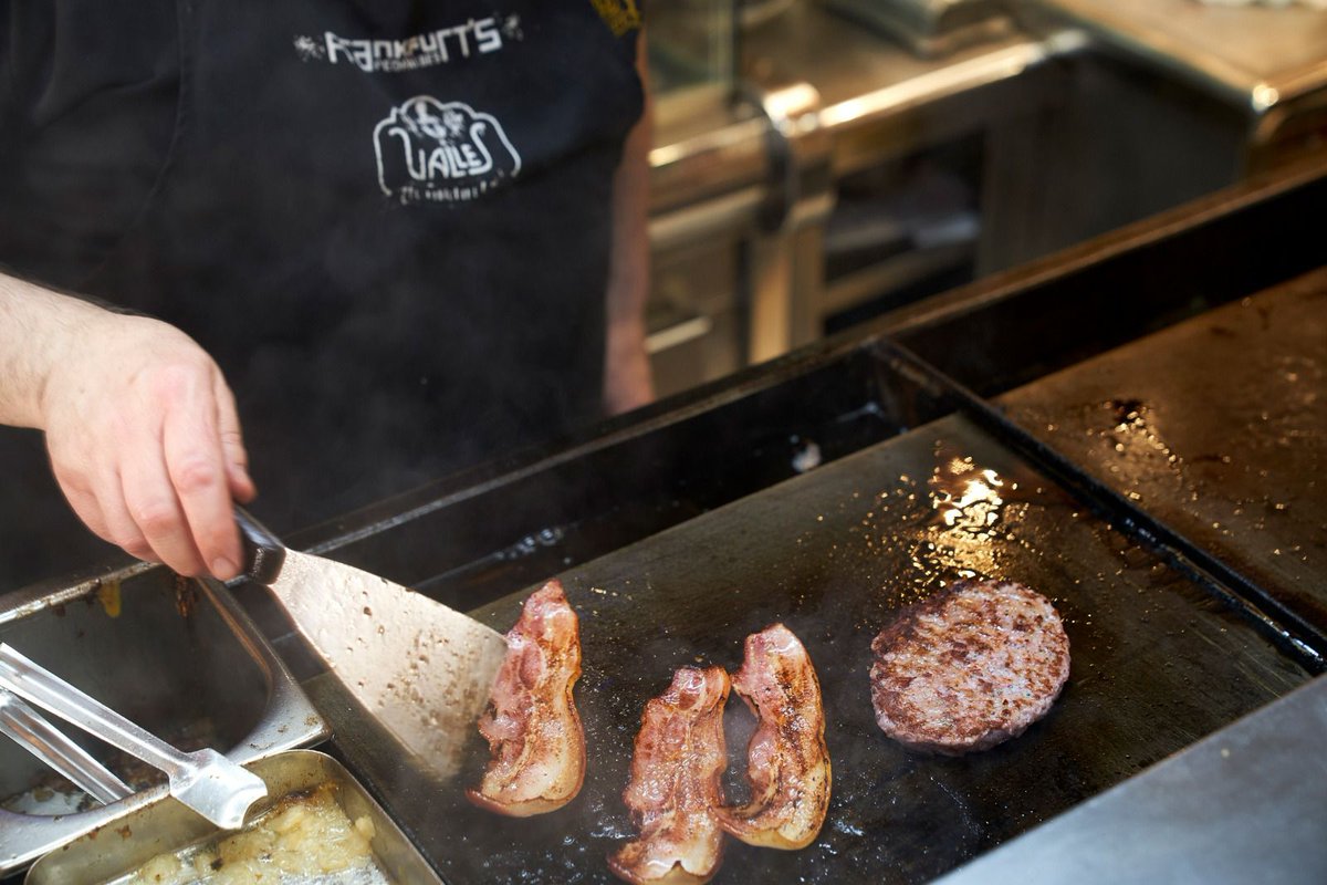 🔥 Darrere de cada entrepà, hi ha un espectacle.
A Casa Vallès, la planxa no para mai: ràpida, precisa i deliciosa.
Entrepans com els d’abans. Fets com mai.

📍 Terrassa · Barcelona · Badalona

#FrankfurtsCasaValles #SaborAutèntic #PlanxaVallès