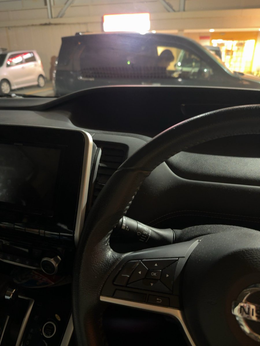hoiku34's tweet photo. さあ帰ろうと思ったら
目の前に車が停まっていて
すると外人さんがでてきて
私の車、故障した
とのこと。
修理の人が来るまであと30分だって。
早く帰りたい。 https://t.co/ZmbJwk9yGb