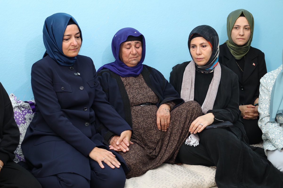 Şehit ailelerimizi asla yalnız bırakmadık, bundan sonra da bırakmayacağız.

Şanlıurfalı şehidimiz Nusret Gümüşkan’ın kıymetli annesi Adile teyzemize Sn. Cumhurbaşkanımızın mektubunu takdim ettik.

Vatan için, bayrak için can veren aziz şehitlerimize minnettarız.