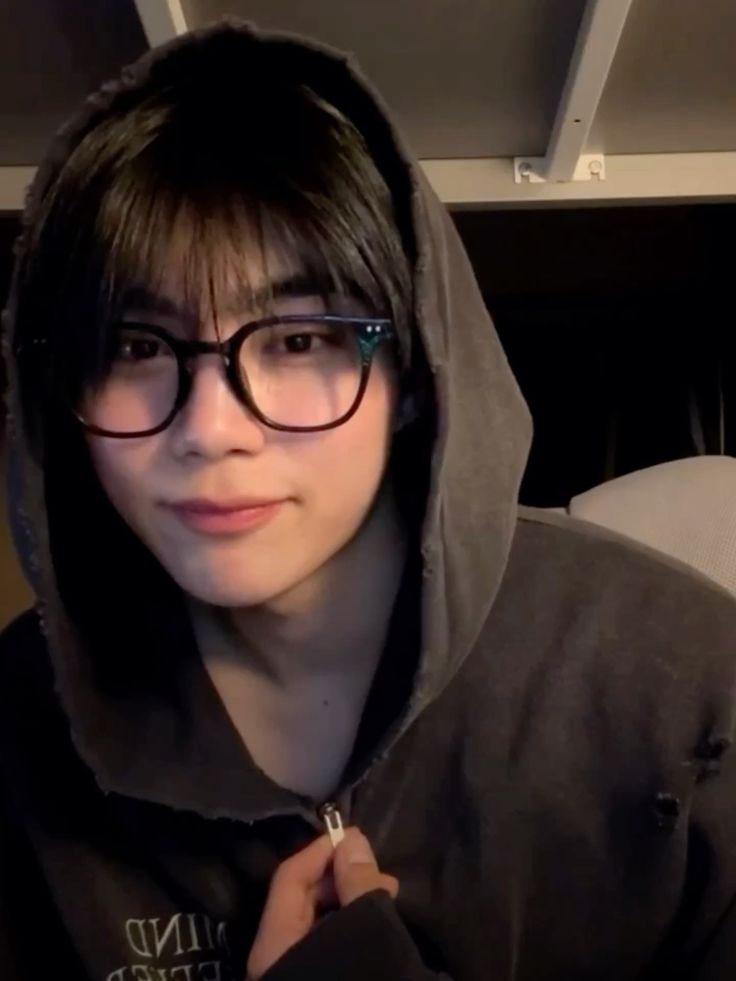 yassaebi's tweet photo. was literally talking about how jungeun is so gunwook-coded in priv and then She goes on live TO LOOK ABSOLUTELY LIKE HIM ?? jungeun is so fem!gunwook https://t.co/0tDNh7cdcC