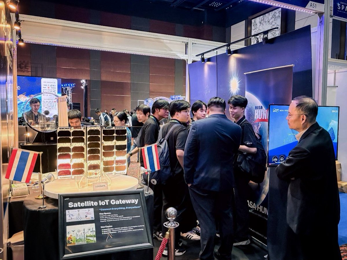 ในงาน Thailand Space Expo 2025
ทีม EOS Orbit พบผู้คนจากหลายวงการ — หน่วยงานรัฐ, ผู้ประกอบการ และคนรุ่นใหม่ 🚀
การแลกเปลี่ยนไอเดียทำให้เห็นชัดว่า ความร่วมมือคือแรงขับสำคัญของนวัตกรรม
แม้งานจะจบ แต่แรงบันดาลใจจากที่นี่คือจุดเริ่มต้น — สู่บทถัดไปของวงการอวกาศไทย 🌠
#EOSOrbit #TSX