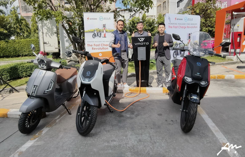dcarmagazine's tweet photo. สปาร์ค อีวี และ ไมล์ กรีน เปิดตัวระบบนิเวศการชาร์จสาธารณะ สำหรับมอเตอร์ไซค์ไฟฟ้าแห่งแรกในประเทศไทย
https://t.co/e2UEUMQ4In 

#SparkEV #MileGreen #Cornerstone #EVbike #FastestCharge #dcarmagazine #dcaronline #นิตยสารรถดีคาร์ #นิตยสารรถแจกฟรี https://t.co/QW92x9NJXR