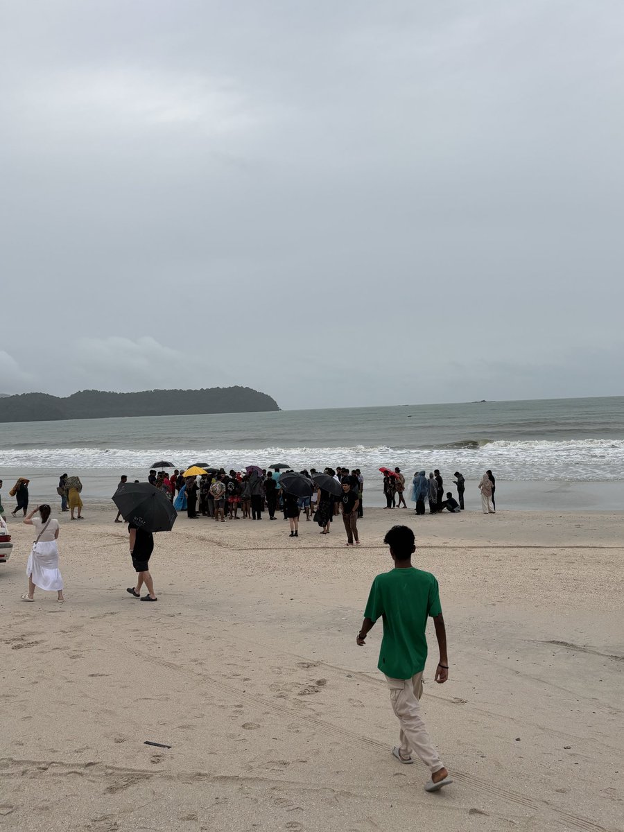 SERAMSHTT's tweet image. Dua orang lemas di pantai cenang. Kejadian baru, 22 Oktober 2025. Pukul 6 petang.