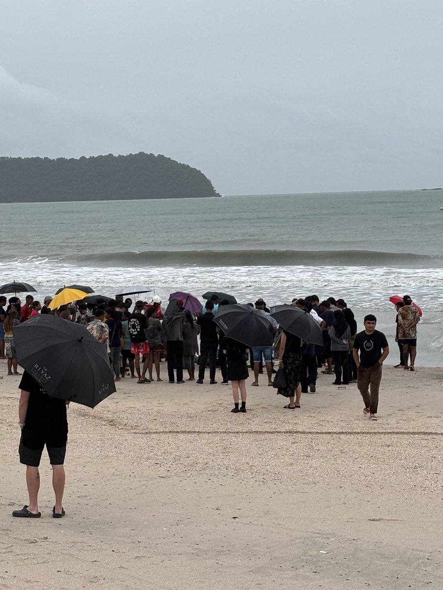 SERAMSHTT's tweet image. Dua orang lemas di pantai cenang. Kejadian baru, 22 Oktober 2025. Pukul 6 petang.