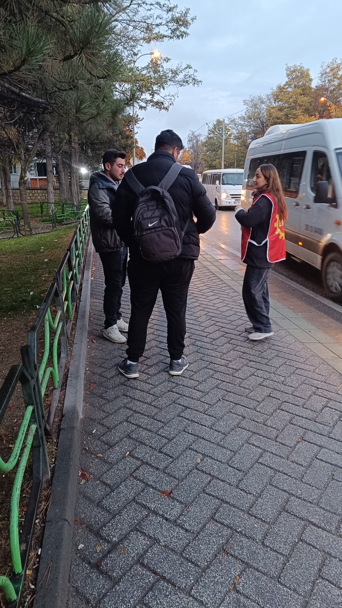 Şirintepe Mahallesi işçi duraklarındayız. 

Broşürlerimizi işçilere ulaştırmaya devam ediyoruz.