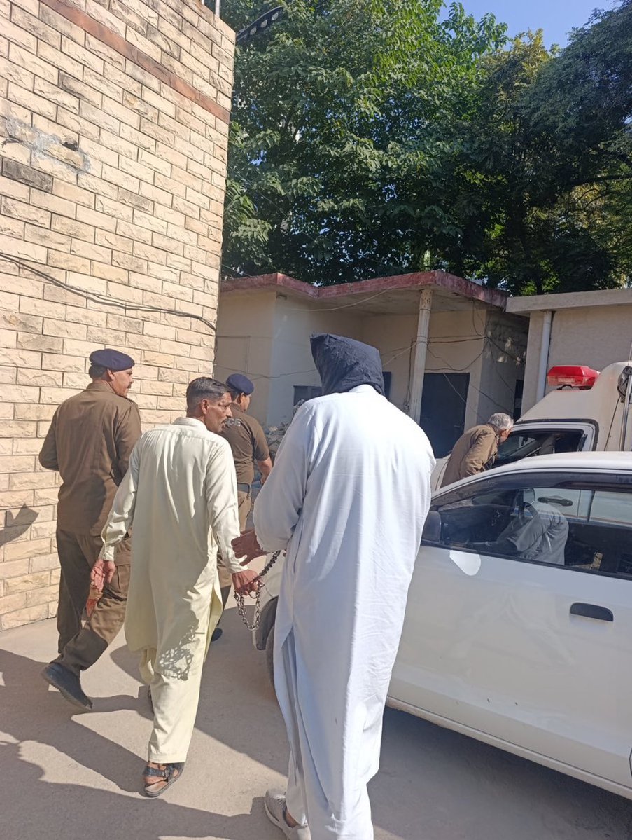 balochi5252's tweet image. توہین طیب بلوچ کے الزام میں عثمان جوڑا کو منہ پر کپڑا ڈال کر دہشتگردوں کی طرح عدالت میں پیش کیا جا رہا ہے۔