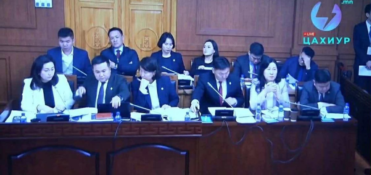 Цагаан сараар бэлэг авах гээд найзуудаа дагаад ямарч хамаагүй айлд ороод суучихдаг байсан тэ😂