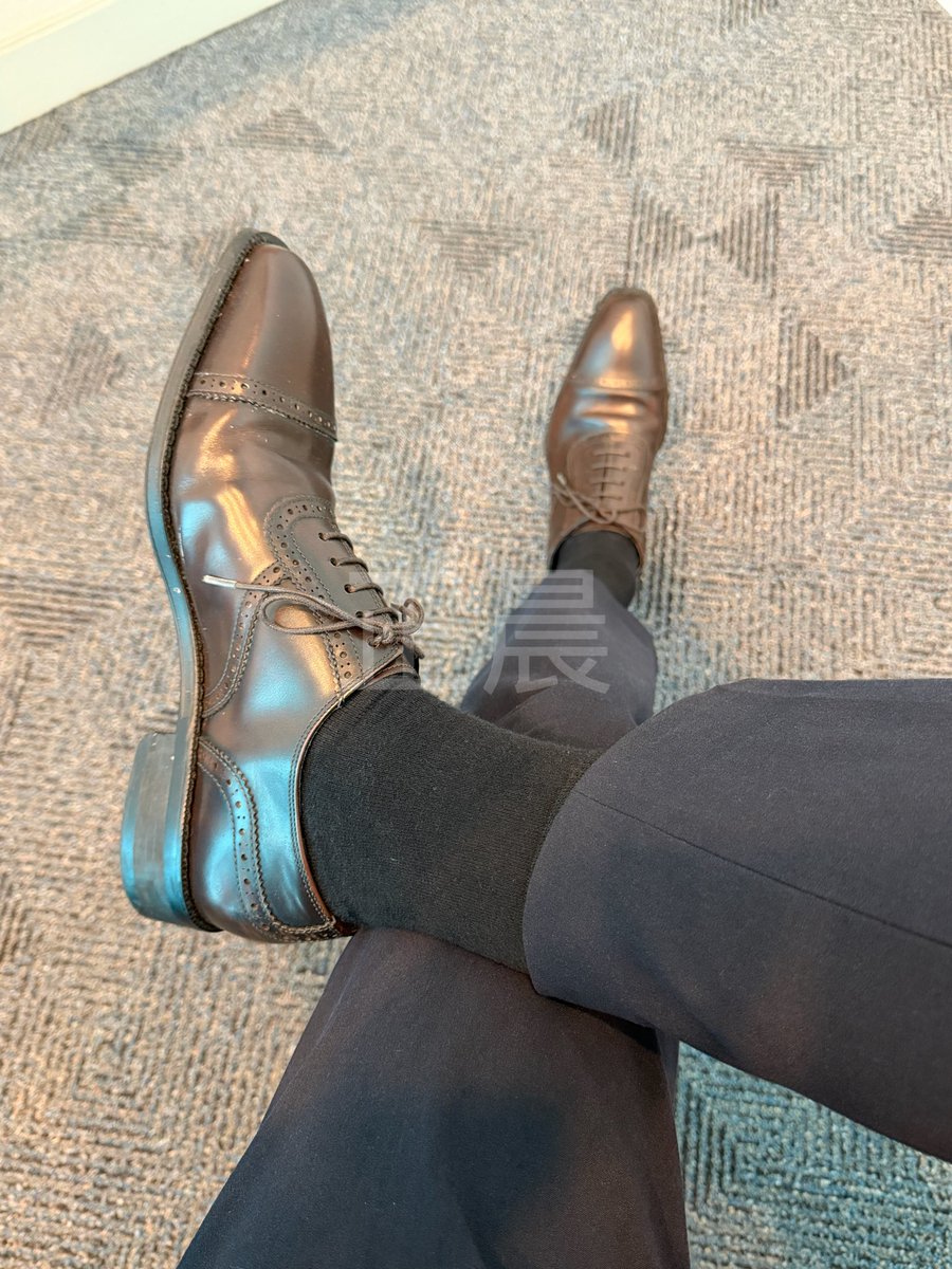 今天果然翻了一双纯色的黑棉袜穿，真冷啊