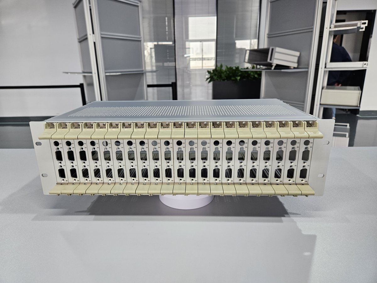 joe19860826's tweet image. What&apos;s the foundation of reliable railway control systems? The 19&apos;&apos; subrack. 🚄
Rugged, modular, and built for mission-critical performance in the toughest environments. #RailwayTech #Subrack