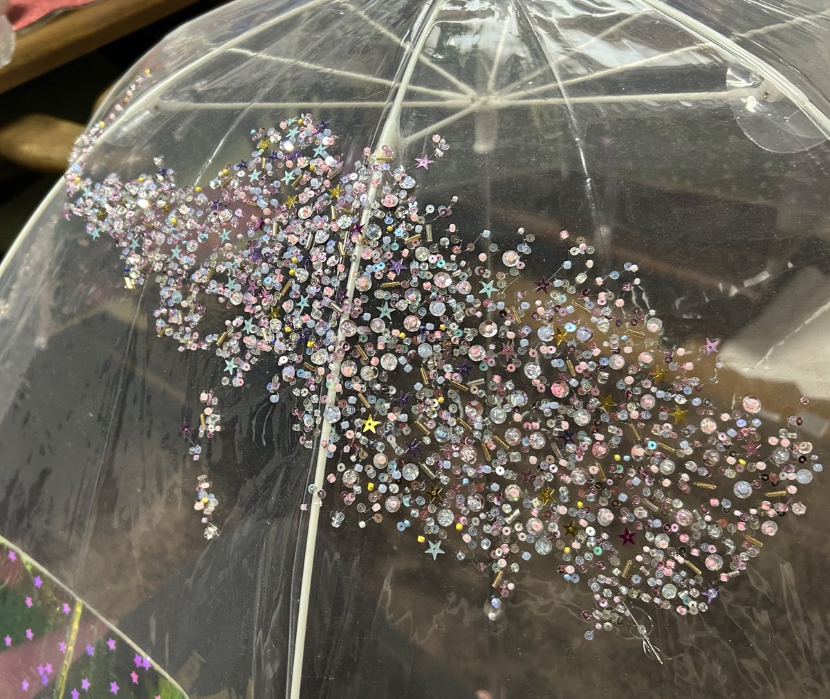 tetetete_cos's tweet image. 【探しています】
卒業制作で装飾しているビニール傘の作品を、阪急の電車内に置いて出てしました。
写真はまだ途中のものですが、ビーズやスパンコールを使って装飾ものです。
鉄道会社にも届け出済みですが、見かけた方がいらっしゃいましたら、DMにてご連絡いただけると嬉しいです。#落とし物