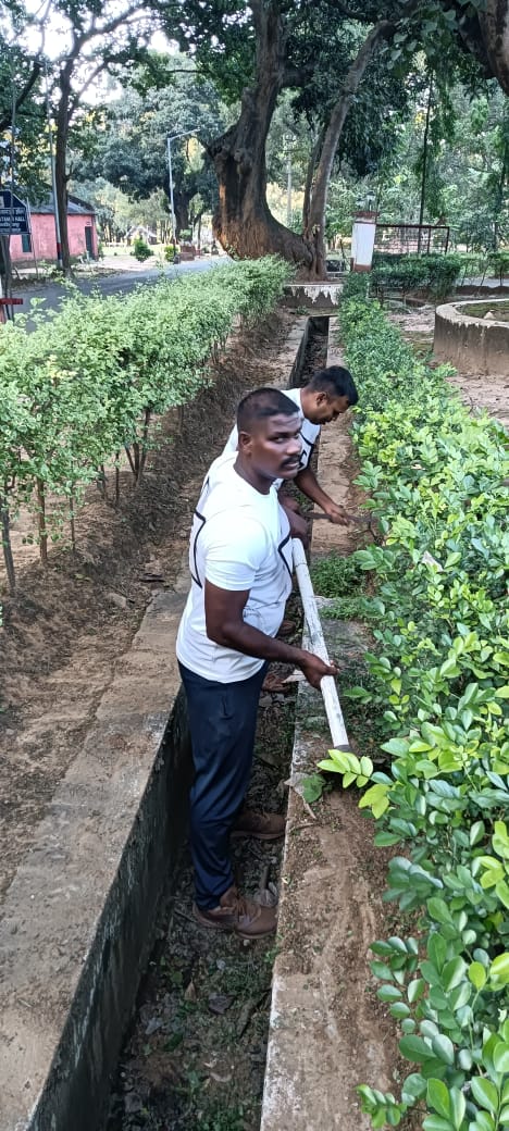 BSF_TCS's tweet photo. #TCS_BSF Hazaribagh enthusiastically carried out a Drainage Cleaning Drive under #SpecialCampaign5.0 at the training areas. Excellent teamwork turned a tough task into a clean success. keeping our campus shining. #SHS2025 #CleaningDrive #SwachhBharat #BSF https://t.co/S58tdGqoHy