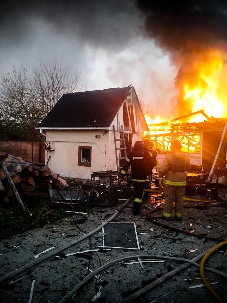 Cztery osoby zginęły w obwodzie kijowskim w wyniku rosyjskiego ataku. Wśród nich jest 37-letnia kobieta, sześciomiesięczne niemowlę i dwunastoletnia dziewczynka. Ich ciała znaleziono na miejscu pożaru prywatnego domu.

Można by nic nie pisać — uznać kolejny „Trump-farce“ z