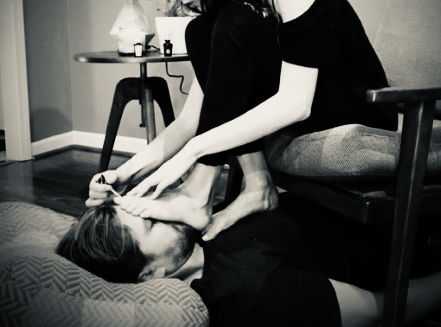 풋페티시로 자주 오해(?)받기도 하지만 아주 중요한 기준요소는 내 머리의 위치가 더 낮은 상황이었다는 점. 골든수행은 거의 대부분의 경우 이 기준에 포함되므로 우려되지 않는다.